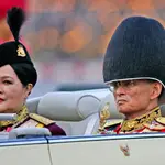 La reina madre de Tailandia y el rey Bhumibol Adulyadej en un desfile militar en 2006