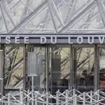 Francia.- La Fiscalía de París implica a más de un centenar de efectivos en la investigación del robo del Louvre