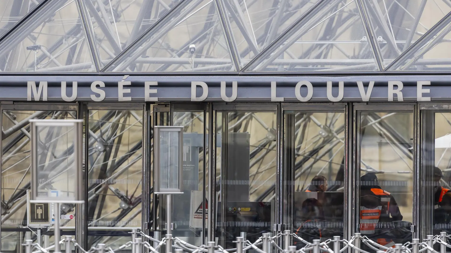Francia.- La Fiscalía de París implica a más de un centenar de efectivos en la investigación del robo del Louvre