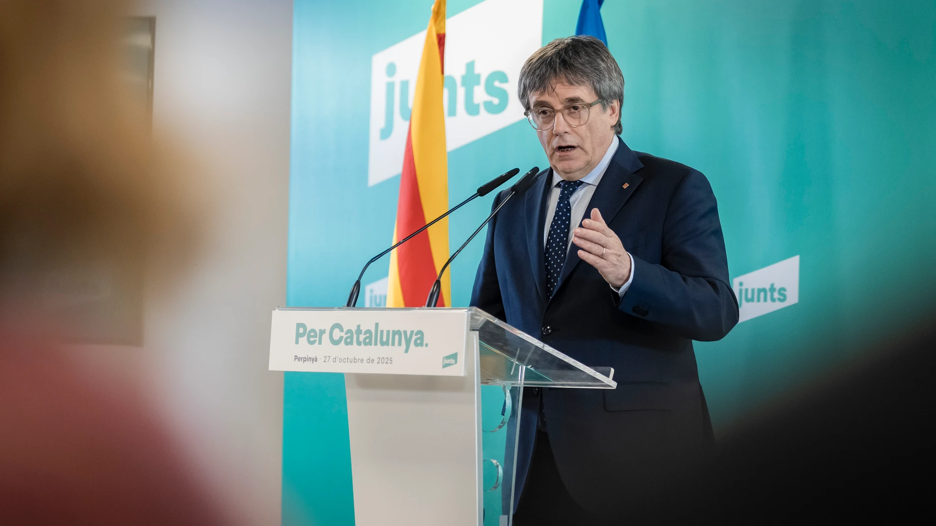 GRAFCAT4046. PERPIÑÁN (FRANCIA), 27/10/2025.- El presidente de JxCat, Carles Puigdemont, este lunes durante una comparecencia ante los medios sin admitir preguntas, después de la reunión de la dirección ejecutiva de JxCat, en la que ha avisado al presidente del Gobierno, Pedro Sánchez, de que a partir de ahora ya no podrá contar con la mayoría que permitió su investidura: "Podrá ocupar poltronas, pero no podrá gobernar. Podrá tener poder, pero no podrá ejercer el gobierno". EFE/David Borrat