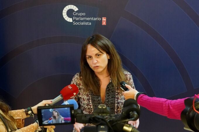 La portavoz del Grupo Socialista en las Cortes, Patricia Gómez, atiende a la prensa