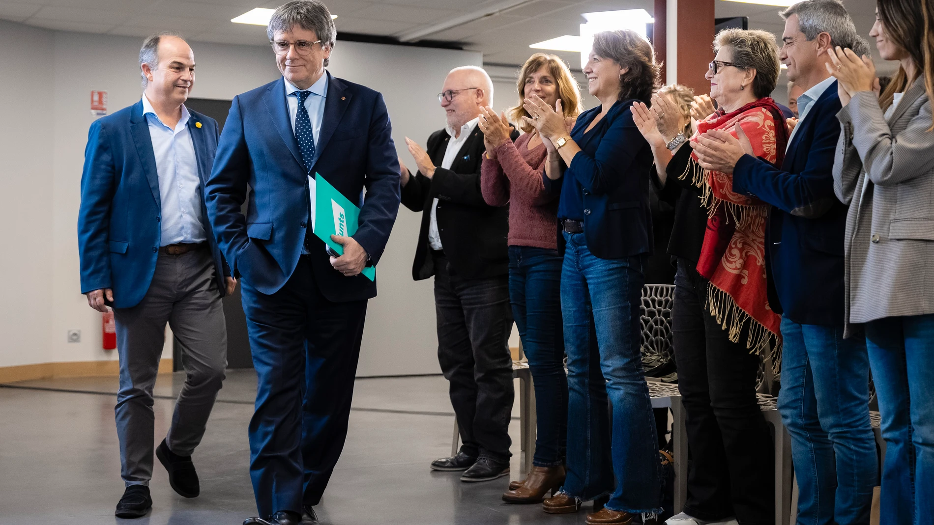GRAFCAT4046. PERPIÑÁN (FRANCIA), 27/10/2025.- El presidente de JxCat, Carles Puigdemont, este lunes durante una comparecencia ante los medios sin admitir preguntas, después de la reunión de la dirección ejecutiva de JxCat, en la que ha avisado al presidente del Gobierno, Pedro Sánchez, de que a partir de ahora ya no podrá contar con la mayoría que permitió su investidura: "Podrá ocupar poltronas, pero no podrá gobernar. Podrá tener poder, pero no podrá ejercer el gobierno". EFE/David Borrat