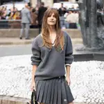 Barbara Palvin con look con botas.