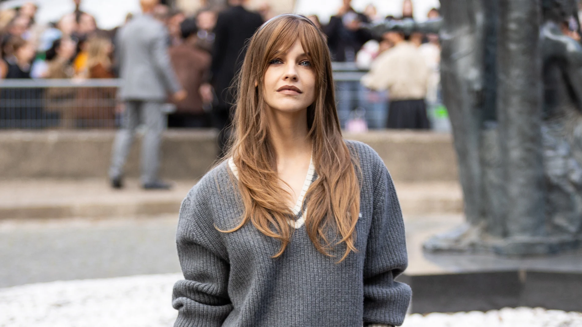 Barbara Palvin con look con botas.