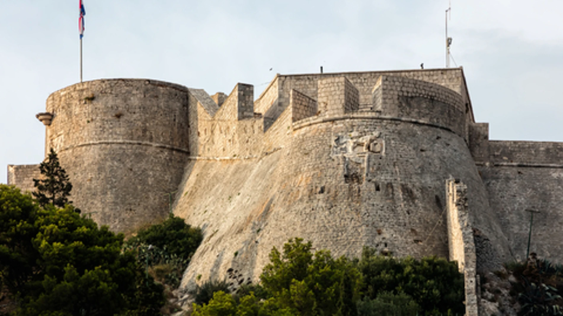 La fortaleza de Hvar, una de las islas más famosas de Croacia, fue construida en el siglo XVI bajo un proyecto de ingenieros españoles apoyados por venecianos