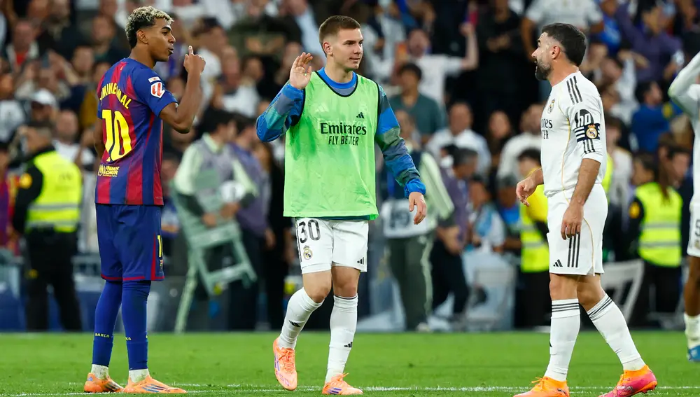 Real Madrid F.C Barcelona. Lamine Yamal y Carvajal se enzarzan al final del partido.