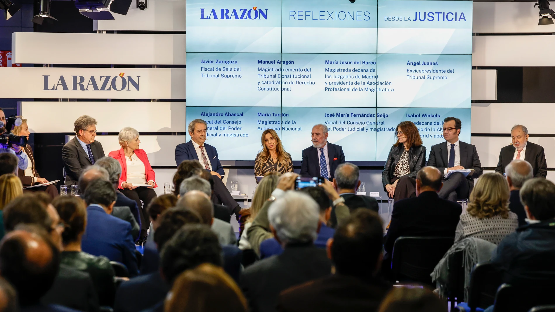 MADRID, 27/10/2025.- El fiscal de Sala del Tribunal Supremo, Javier Zaragoza (3i), el magistrado emérito del Tribunal Constitucional, Manuel Aragón (4d), y la magistrada decana de los Juzgados de Madrid y presidenta de la Asociación Profesional de la Magistratura, María Jesús del Barco (3d), entre otros, participan en la mesa redonda "Reflexiones desde la Justicia" que organiza La Razón este lunes en Madrid. EFE/ Juanjo Martín