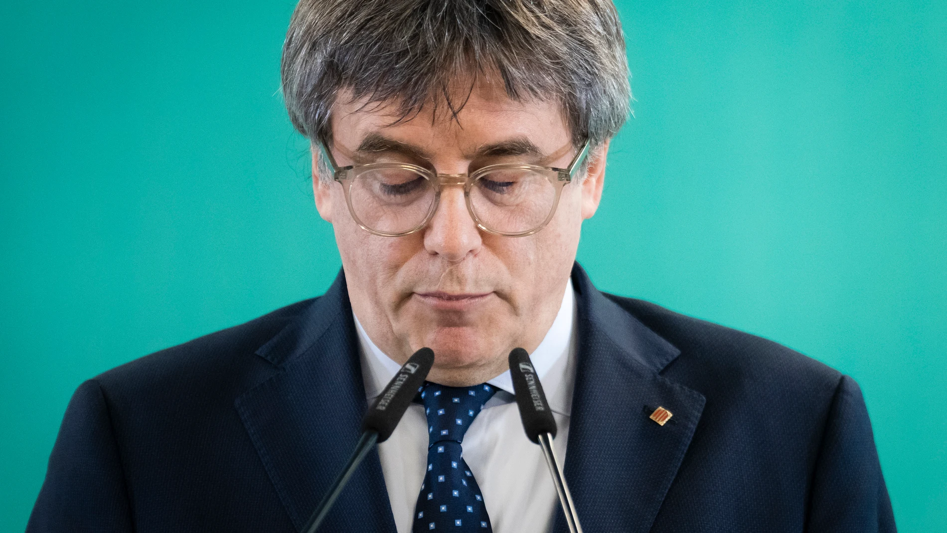 GRAFCAT4046. PERPIÑÁN (FRANCIA), 27/10/2025.- El presidente de JxCat, Carles Puigdemont, este lunes durante una comparecencia ante los medios sin admitir preguntas, después de la reunión de la dirección ejecutiva de JxCat, en la que ha avisado al presidente del Gobierno, Pedro Sánchez, de que a partir de ahora ya no podrá contar con la mayoría que permitió su investidura: "Podrá ocupar poltronas, pero no podrá gobernar. Podrá tener poder, pero no podrá ejercer el gobierno". EFE/David Borrat