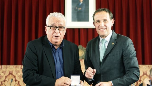 Leo Harlem recibe el galardón de manos de Conrado Íscar