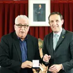 Leo Harlem recibe el galardón de manos de Conrado Íscar