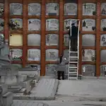 Las incineraciones superaron por primera vez en 2024 a las inhumaciones, según el sector funerario en España