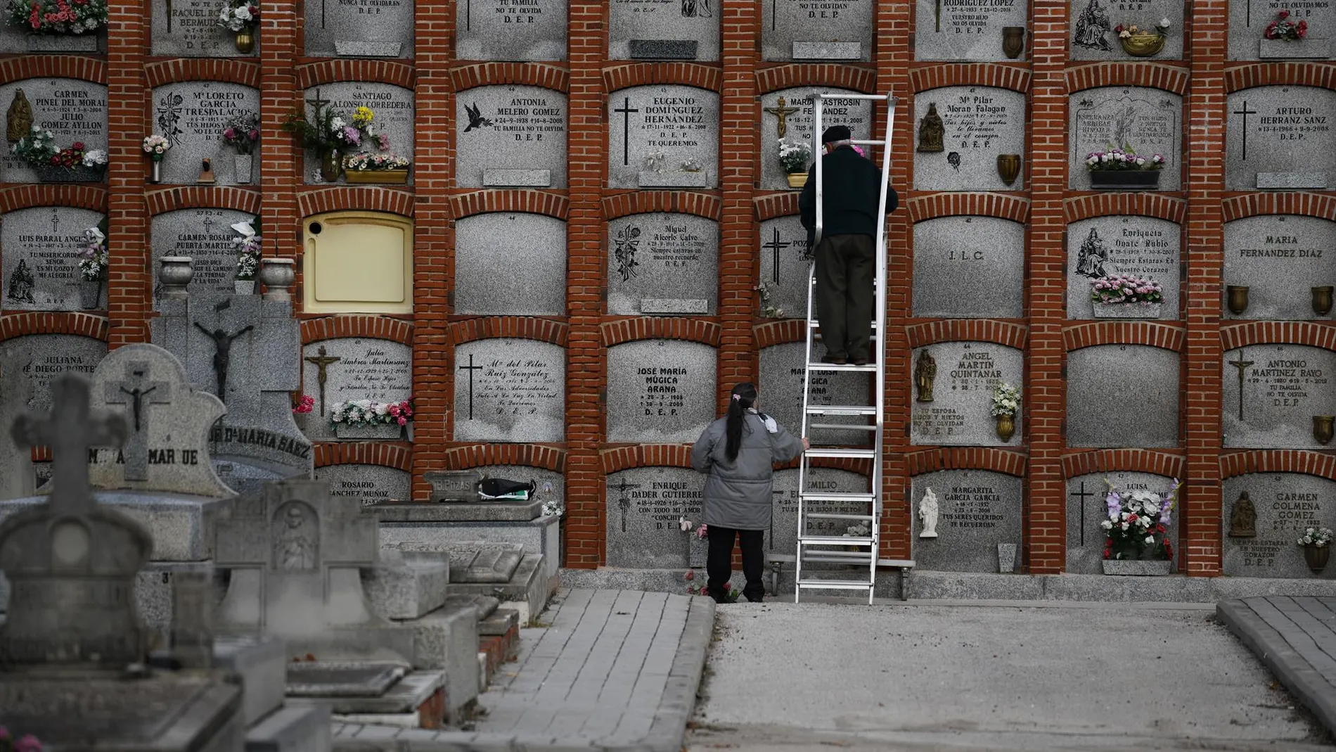 Las incineraciones superaron por primera vez en 2024 a las inhumaciones, según el sector funerario en España