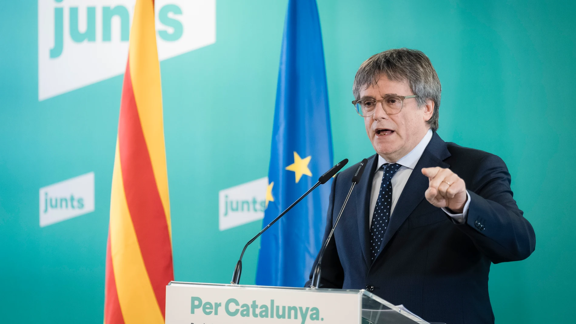 GRAFCAT4046. PERPIÑÁN (FRANCIA), 27/10/2025.- El presidente de JxCat, Carles Puigdemont, este lunes durante una comparecencia ante los medios sin admitir preguntas, después de la reunión de la dirección ejecutiva de JxCat, en la que ha avisado al presidente del Gobierno, Pedro Sánchez, de que a partir de ahora ya no podrá contar con la mayoría que permitió su investidura: "Podrá ocupar poltronas, pero no podrá gobernar. Podrá tener poder, pero no podrá ejercer el gobierno". EFE/David Borrat