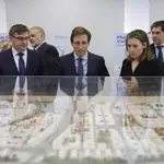 Martínez-Almeida y Álvaro González, en su visita a los nuevos desarrollos
