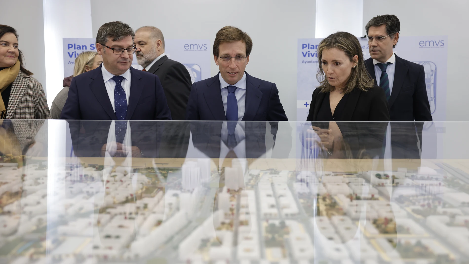 Martínez-Almeida y Álvaro González, en su visita a los nuevos desarrollos