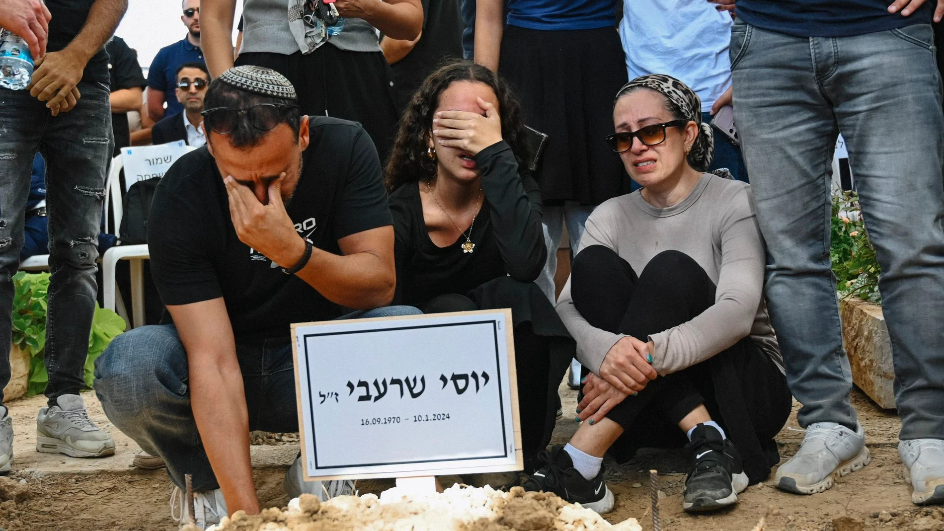 JERUSALÉN (ISRAEL), 27/10/2025.- El cuerpo del rehén israelí Yossi Sarabi, cuyo cuerpo fue devuelto por Hamás durante el alto el fuego, fue enterrado este lunes en el kibutz Beeri, en un funeral al que también acudió el presidente del Estado de Israel, Isaac Herzog. Yossi Sarabi es hermano del también excautivo Eli Sarabi, que fue liberado con vida durante el alto el fuego el pasado mes de febrero, pero cuya mujer y sus dos hijas fueron asesinadas durante el ataque múltiple de Hamás, el 7 de ...