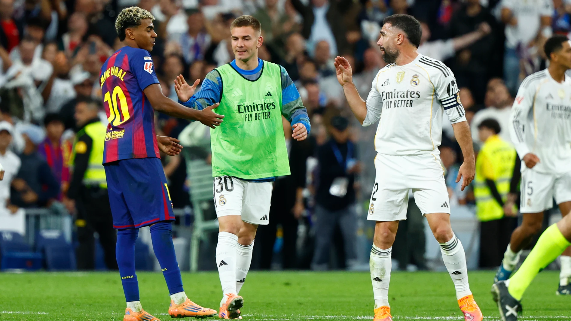 Real Madrid F.C Barcelona. Lamine Yamal y Carvajal se enzarzan al final del partido.