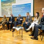 La mesa redonda, moderada por el delegado de La Razón en Andalucía, José Lugo, contó con la participación de representantes de Moeve, de la Junta de Andalucía y del ámbito de la empresa y los puertos