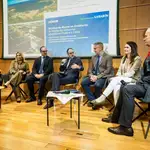 La mesa redonda, moderada por el delegado de La Razón en Andalucía, José Lugo, contó con la participación de representantes de Moeve, de la Junta de Andalucía y del ámbito de la empresa y los puertos