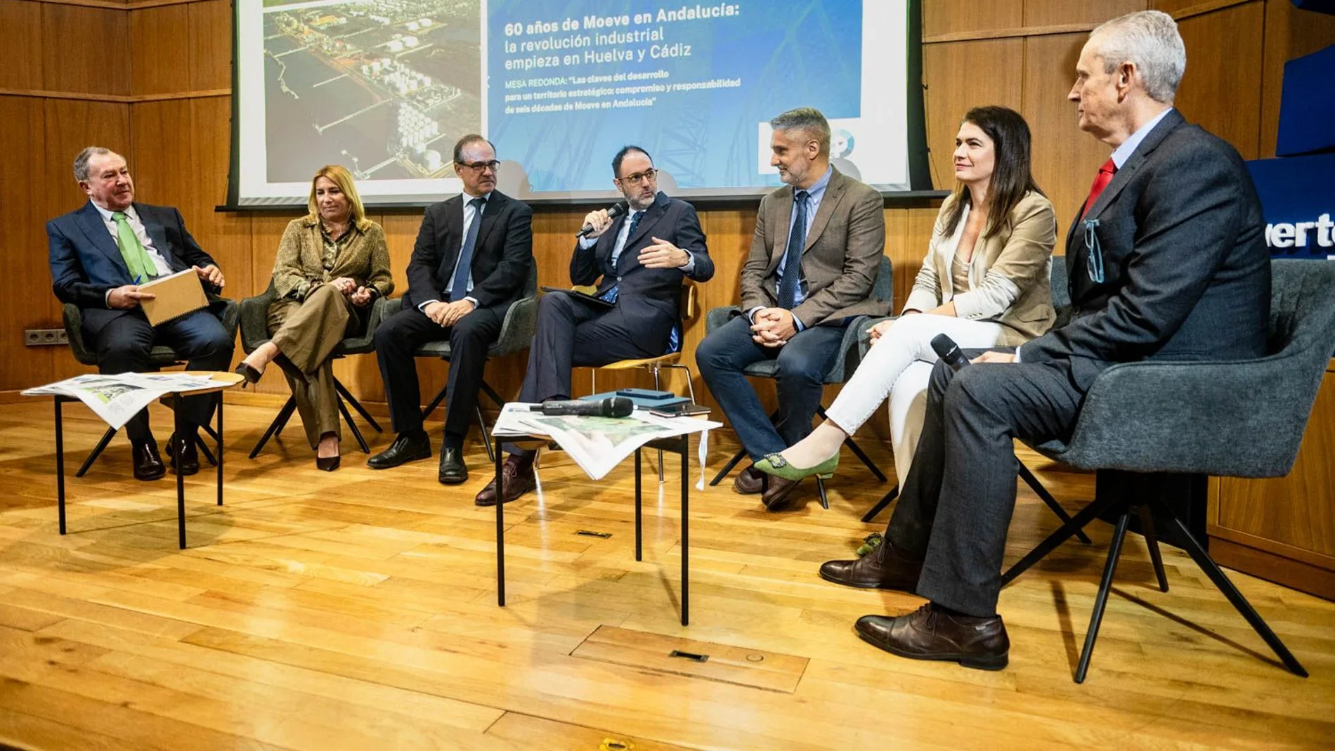 La mesa redonda, moderada por el delegado de La Razón en Andalucía, José Lugo, contó con la participación de representantes de Moeve, de la Junta de Andalucía y del ámbito de la empresa y los puertos
