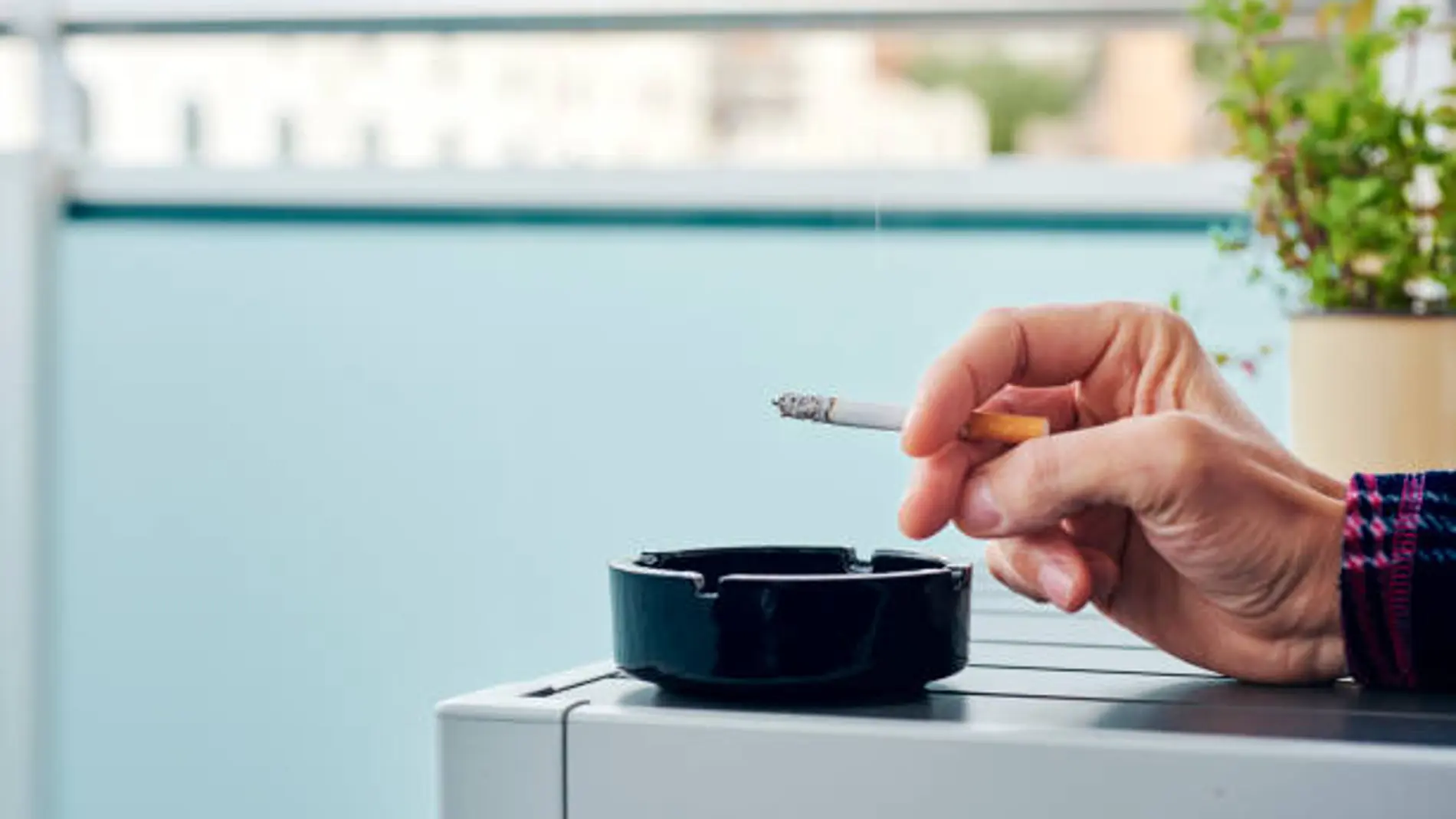¿Se puede fumar en el balcón de tu casa? la Ley de Propiedad Horizontal dicta sentencia