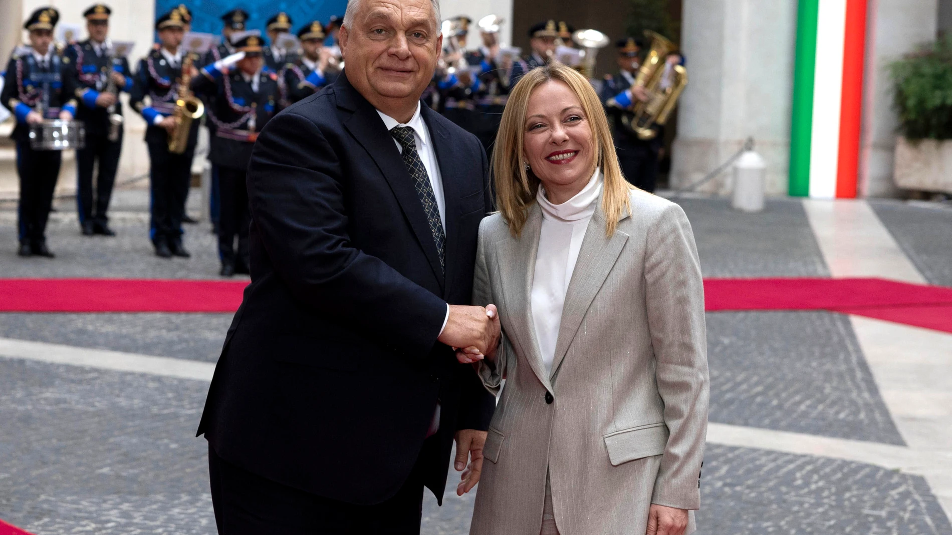 ROME (Italy), 27/10/2025.- Italian Prime Minister Giorgia Meloni (R) greets Hungarian Prime Minister Viktor Orban (L) during an official welcome ceremony at the Chigi palace in Rome, Italy, 27 October 2025. (Hungría, Italia, Roma) EFE/EPA/MASSIMO PERCOSSI