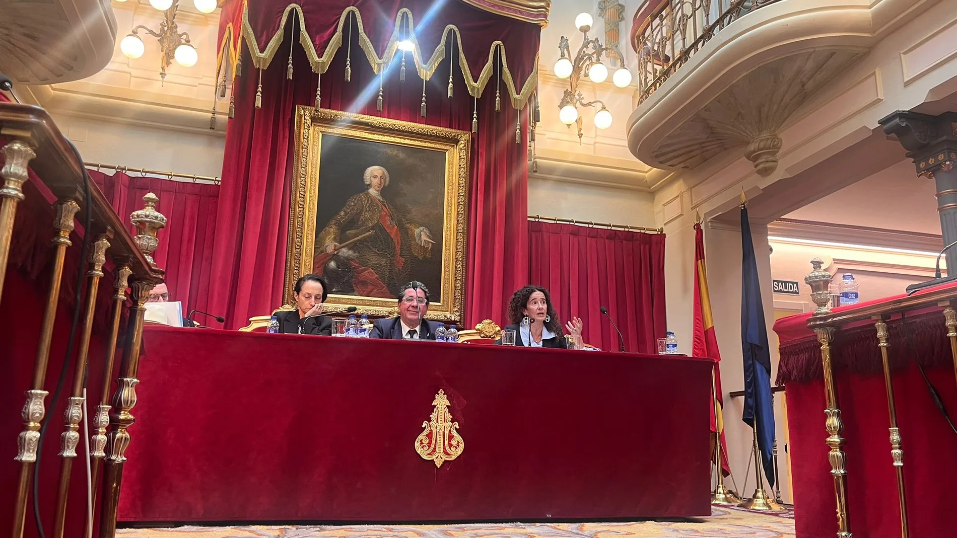 Carlos Fernández Liesa, Mónica Colomer de Selva (izq.) y y Hélène Tigroudja (en el uso de la palabra) en la mesa de diplomáticos