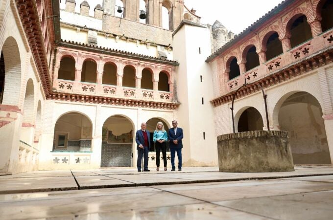 Patricia del Pozo, junto a otras autoridades, durante la presentación del proyecto en el Monasterio de San Isidoro del Campo Patricia del Pozo, junto a otras autoridades, durante la presentación del proyecto en el Monasterio de San Isidoro del Campo