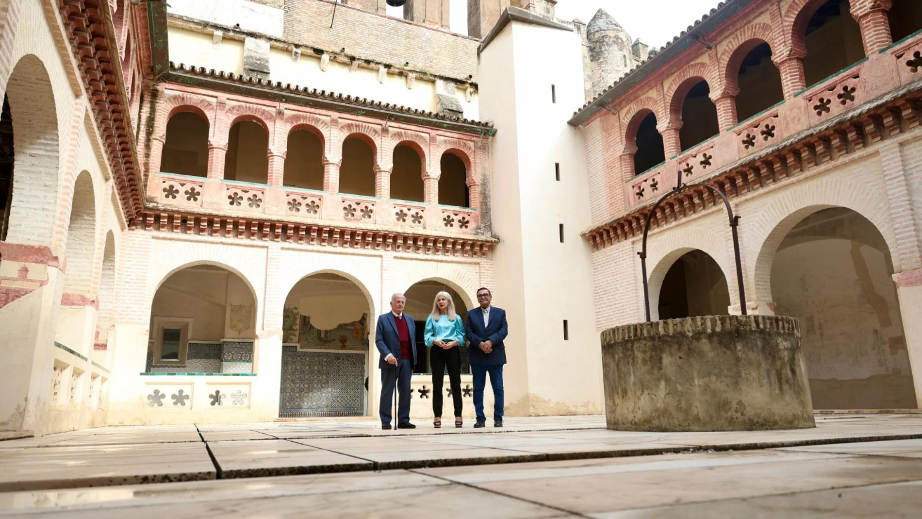 Patricia del Pozo, junto a otras autoridades, durante la presentación del proyecto en el Monasterio de San Isidoro del Campo