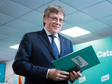 El expresidente de la Generalitat Carles Puigdemont, en su comparecencia de ayer FOTODELDÍA - . PERPIÑÁN (FRANCIA), 27/10/2025.- El presidente de JxCat, Carles Puigdemont, este lunes durante una comparecencia ante los medios sin admitir preguntas, después de la reunión de la dirección ejecutiva de JxCat, en la que ha avisado al presidente del Gobierno, Pedro Sánchez, de que a partir de ahora ya no podrá contar con la mayoría que permitió su investidura: "Podrá ocupar poltronas, pero no podrá gobernar. Podrá tener poder, pero no podrá ejercer el gobierno". EFE/David Borrat