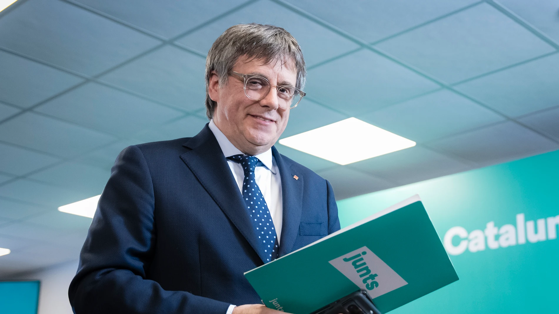FOTODELDÍA - . PERPIÑÁN (FRANCIA), 27/10/2025.- El presidente de JxCat, Carles Puigdemont, este lunes durante una comparecencia ante los medios sin admitir preguntas, después de la reunión de la dirección ejecutiva de JxCat, en la que ha avisado al presidente del Gobierno, Pedro Sánchez, de que a partir de ahora ya no podrá contar con la mayoría que permitió su investidura: "Podrá ocupar poltronas, pero no podrá gobernar. Podrá tener poder, pero no podrá ejercer el gobierno". EFE/David Borrat