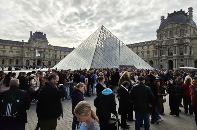 Directores de 57 museos del mundo, entre ellos Prado y MNAC, apoyan a la directora del Louvre tras el robo Directores de 57 museos del mundo, entre ellos Prado y MNAC, apoyan a la directora del Louvre tras el robo