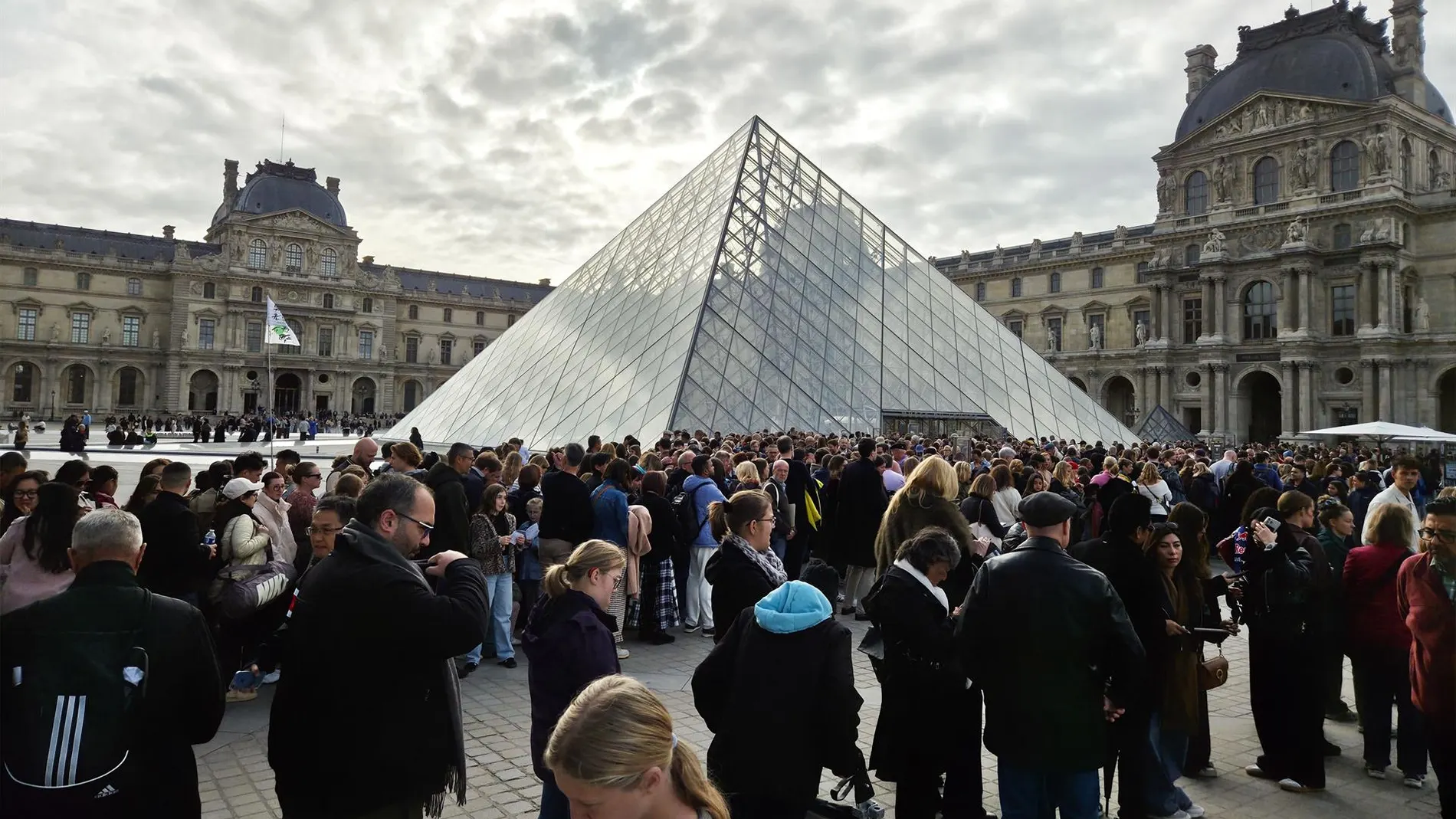 Directores de 57 museos del mundo, entre ellos Prado y MNAC, apoyan a la directora del Louvre tras el robo