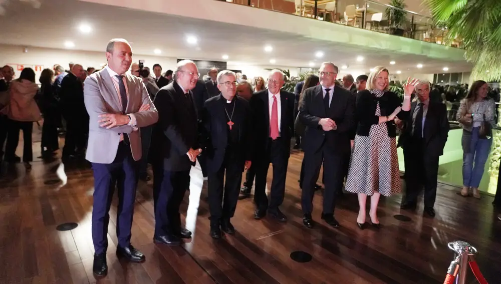 Autoridades en el acto de la Fundación Schola