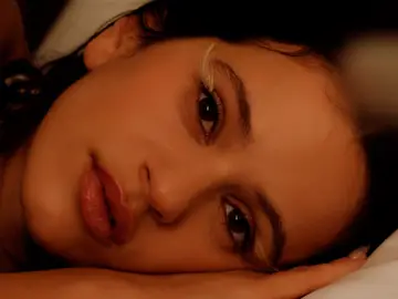 Rosalía sorprende en alemán y con voz de soprano lírica en la mística 'Berghain' Madrid, 27/10/2025.- Rosalía ha estrenado este lunes el primer tema del que será su próximo disco, 'Berghain', en el que participan la islandesa Björk, el estadounidense Yves Tumor y la London Symphony Orchestra y en el que la española sorprende cantando en alemán y como soprano con un registro de canto lírico. EFE/Sonymusic -SOLO USO EDITORIAL/SOLO DISPONIBLE PARA ILUSTRAR LA NOTICIA QUE ACOMPAÑA (CRÉDITO OBLIGATORIO)-