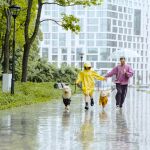 Pareja corriendo bajo la lluvia Pareja corriendo bajo la lluvia