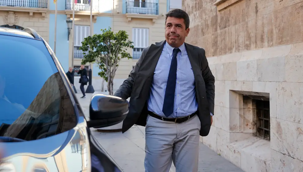 El presidente de la Generalitat, Carlos Mazón, a su llegada este martes al Pleno del Consell