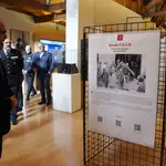 El alcalde de Ponferrada, Marco Morala (I), durante la inauguración de la exposición ‘Rolando 2:15-2:55. 50 años de la primera masacre de ETA’