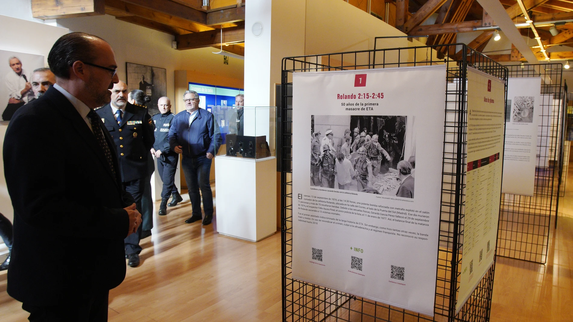 El alcalde de Ponferrada, Marco Morala (I), durante la inauguración de la exposición ‘Rolando 2:15-2:55. 50 años de la primera masacre de ETA’