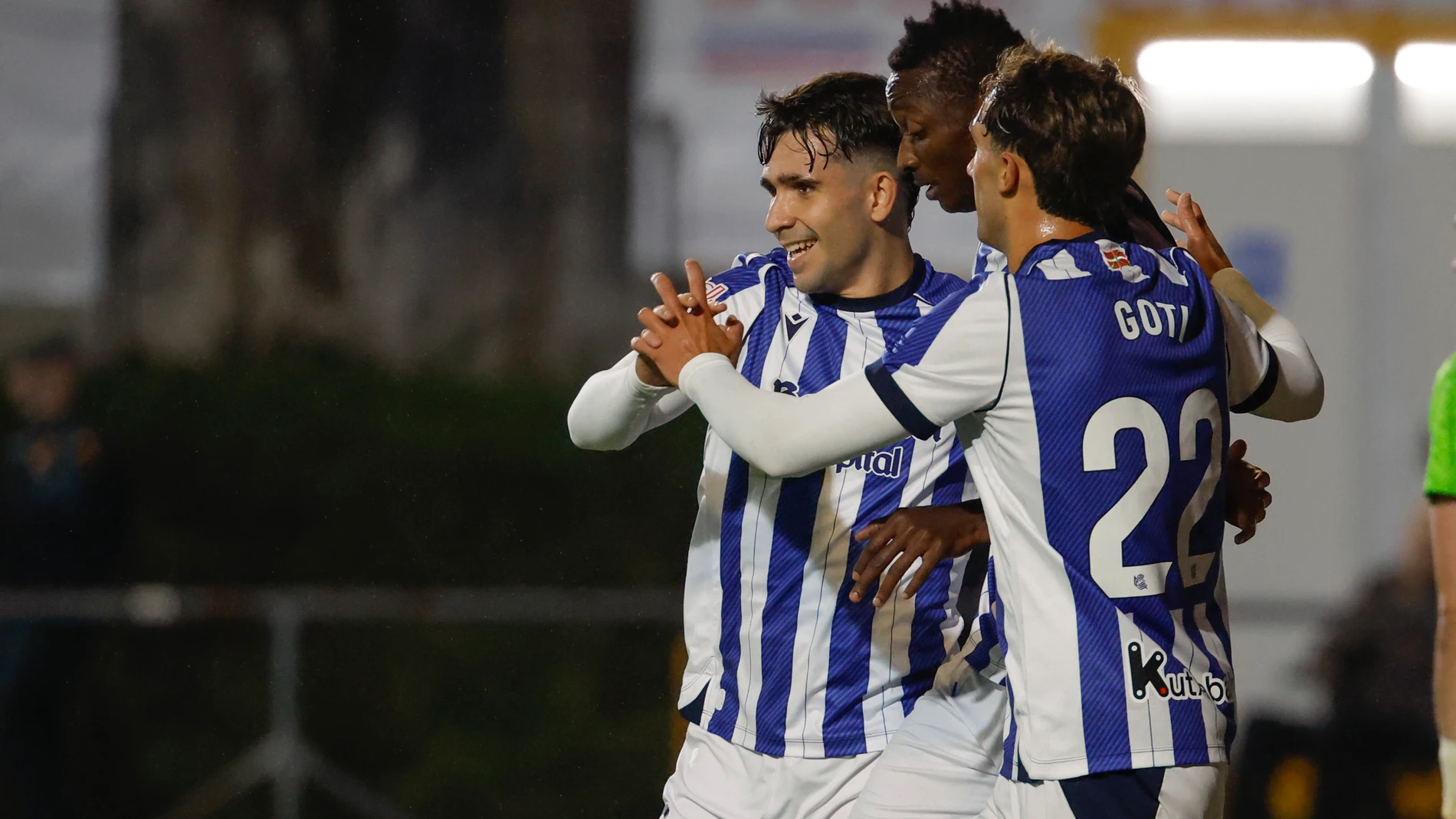 NEGREIRA (A CORUÑA), 28/10/2025.- El centrocampista de la Real Sociedad Mikel Goti Lopez (i) celebra tras anotar el primer gol del equipo durante el partido de primera ronda de la Copa del Rey que disputan el SD Negreira y la Real Sociedad este martes, en Negreira (A Coruña). EFE/ Lavandeira Jr.