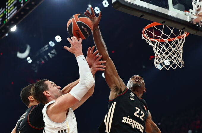 Isiaha Mike tapona el lanzamiento de Hezonja Isiaha Mike tapona el lanzamiento de Hezonja