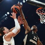 Isiaha Mike tapona el lanzamiento de Hezonja