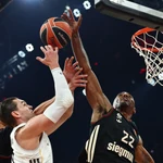 Isiaha Mike tapona el lanzamiento de Hezonja