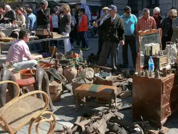 Un comprador de segunda mano encuentra un espejo de los años 50: dos palabras grabadas en la parte posterior lo cambian todo Un comprador de segunda mano encuentra un espejo de los años 50: dos palabras grabadas en la parte posterior lo cambian todo