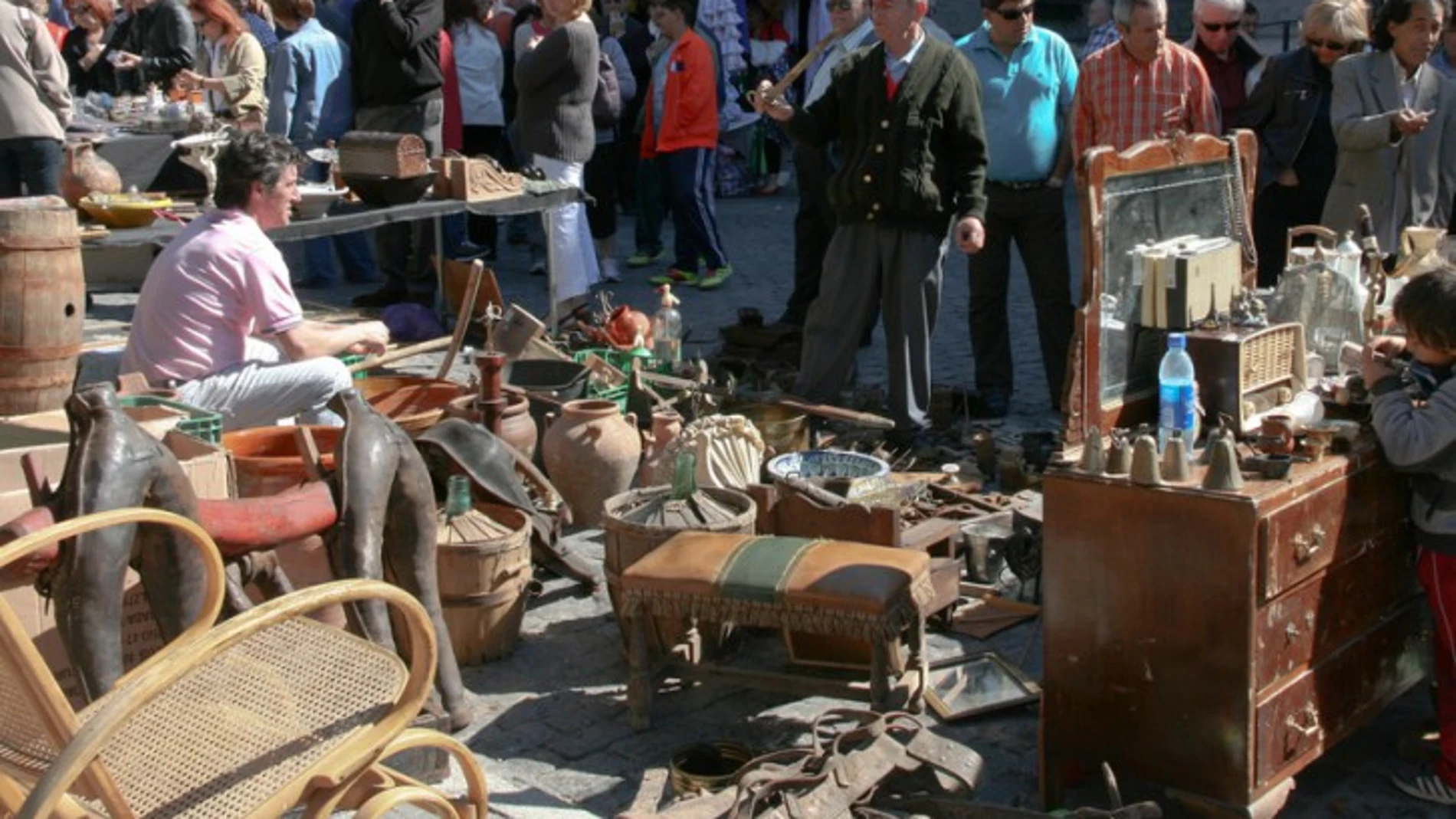 Un comprador de segunda mano encuentra un espejo de los años 50: dos palabras grabadas en la parte posterior lo cambian todo
