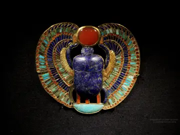 Pectoral de Tutankhamon, en forma de escarabajo alado (c.1325 a.C.) Pectoral de Tutankhamon, en forma de escarabajo alado (c.1325 a.C.)
