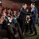 El presidente de la Junta, Juanma Moreno (d), saluda al presidente de la CEA, Javier González de Lara