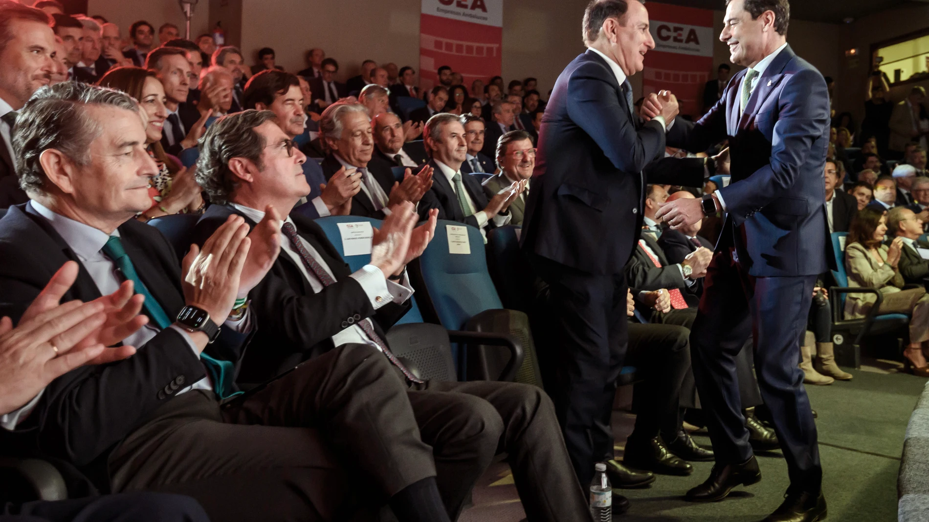 SEVILLA, 28/10/2025.- El presidente de la Junta, Juanma Moreno (d), saluda al presidente de la CEA, Javier González de Lara, junto al presidente de la CEOE, Antonio Garamendi (2i), y el consejero de Sanidad, Antonio Sanz (i), en la clausura del acto institucional del Día de la Empresa en Andalucía , donde ha puesto en valor que la Comunidad cuente con unos presupuestos para 2026 -tras aprobarlos este martes el Consejo de Gobierno- y ha avanzado que se aumentará en 158 millones el apoyo al tej...