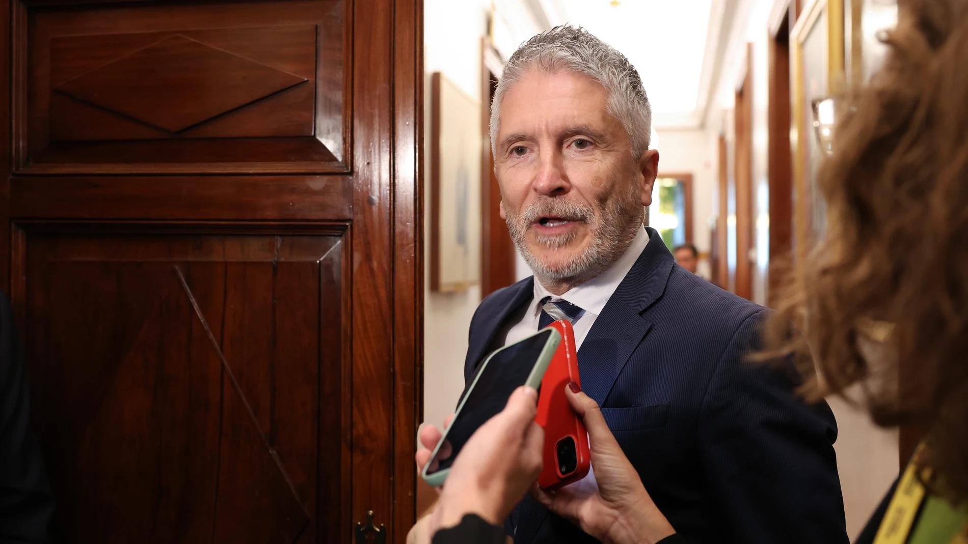 El ministro de Interior, Fernando Grande-Marlaska, a su llegada a la Comisión de control de los créditos destinados a gastos reservados, en el Congreso, a 28 de octubre de 2025, en Madrid (España). Marlaska comparece para informar acerca de la aplicación y uso de esos fondos, conforme a lo previsto en el artículo 7, apartado 2, de la Ley 11/1995, de 11 de mayo, reguladora de la utilización y control de los créditos destinados a gastos reservados; y para informar de las orientaciones y actuaci...