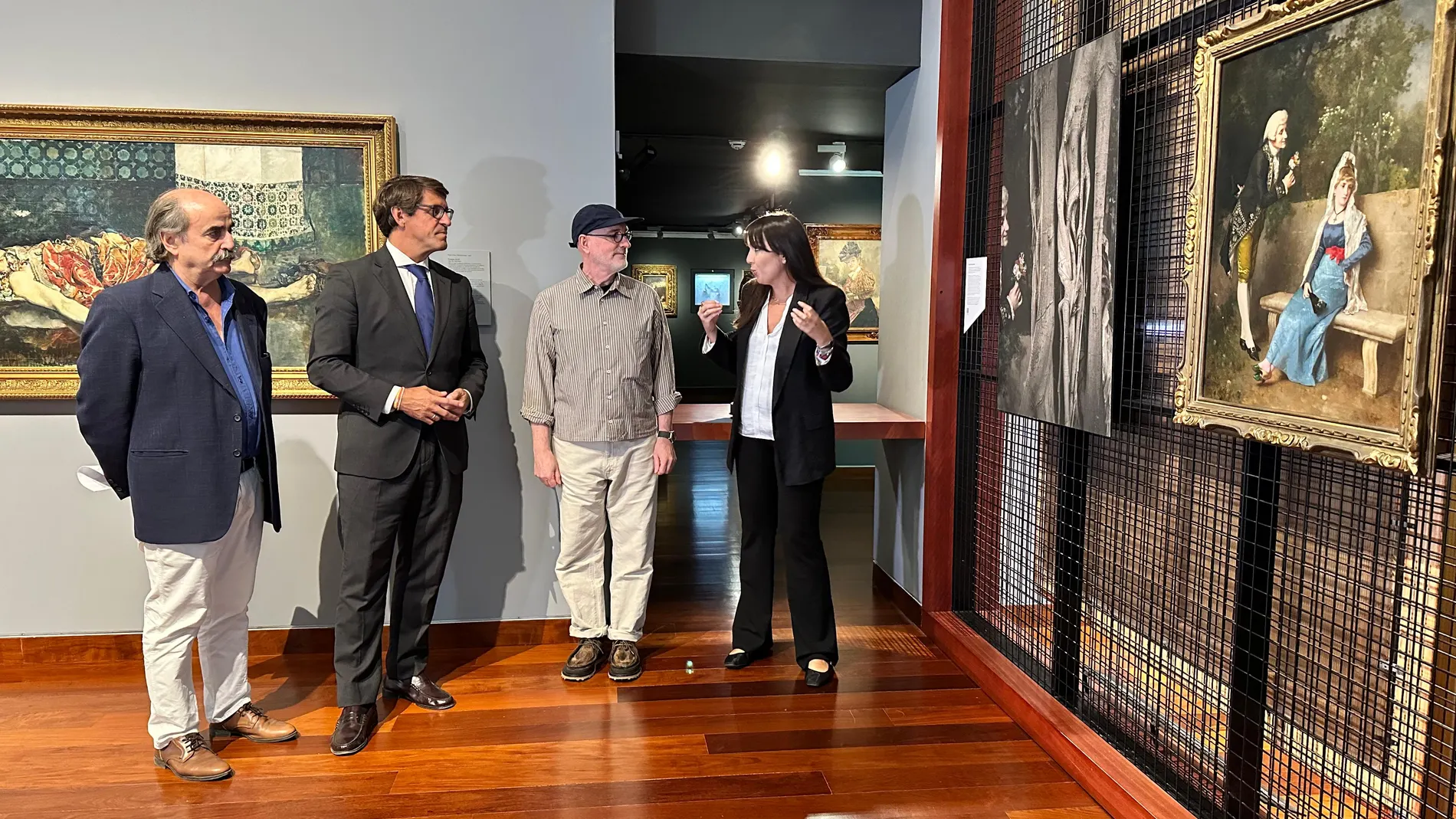 A la derecha, "Escena galante" de Antonio Gisbert junto a la fotografía de Pablo Genovés que reinterpreta la obra